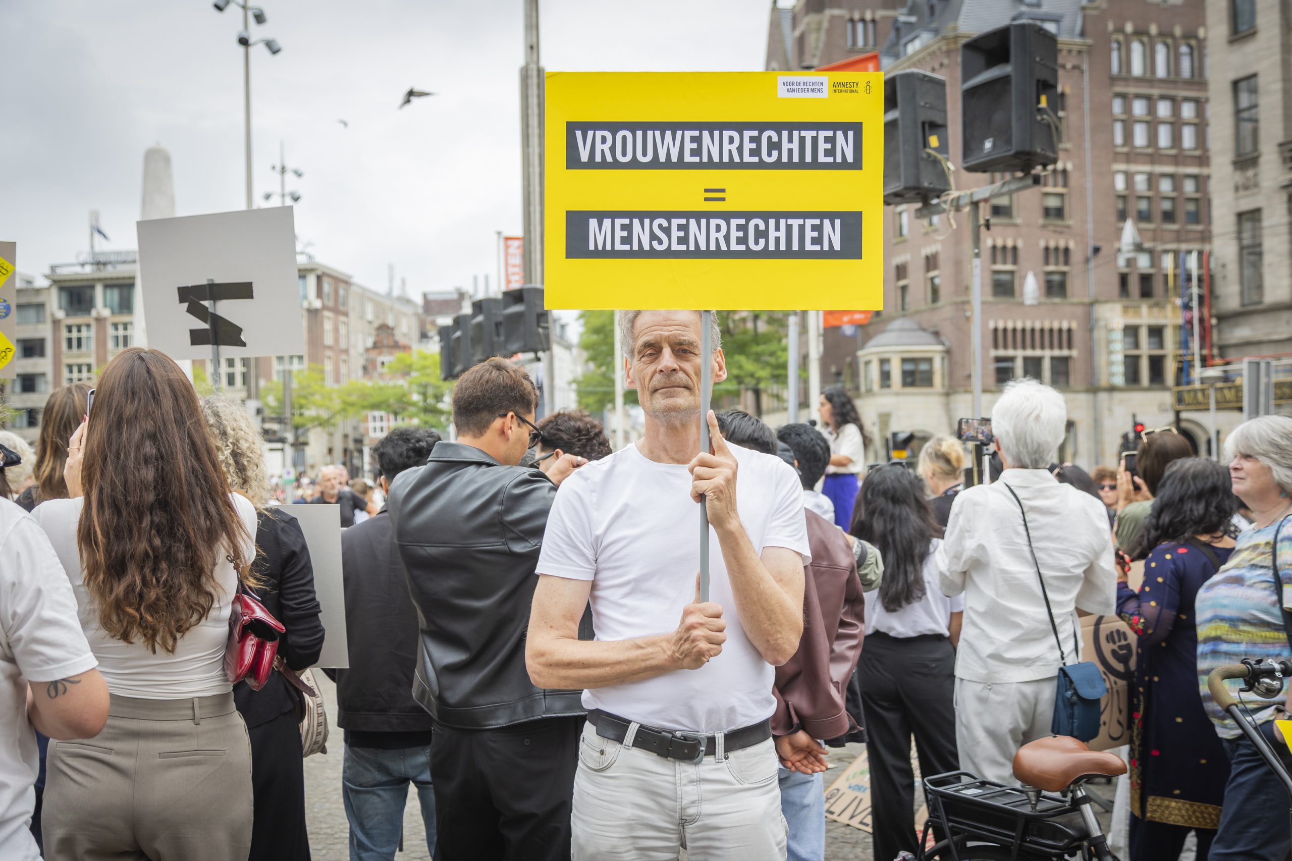 Solidariteitsdemonstratie met Afghaanse vrouwen op de Dam in Amsterdam op 15 augustus 2026, vijf jaar na de machtsovername van de Taliban
