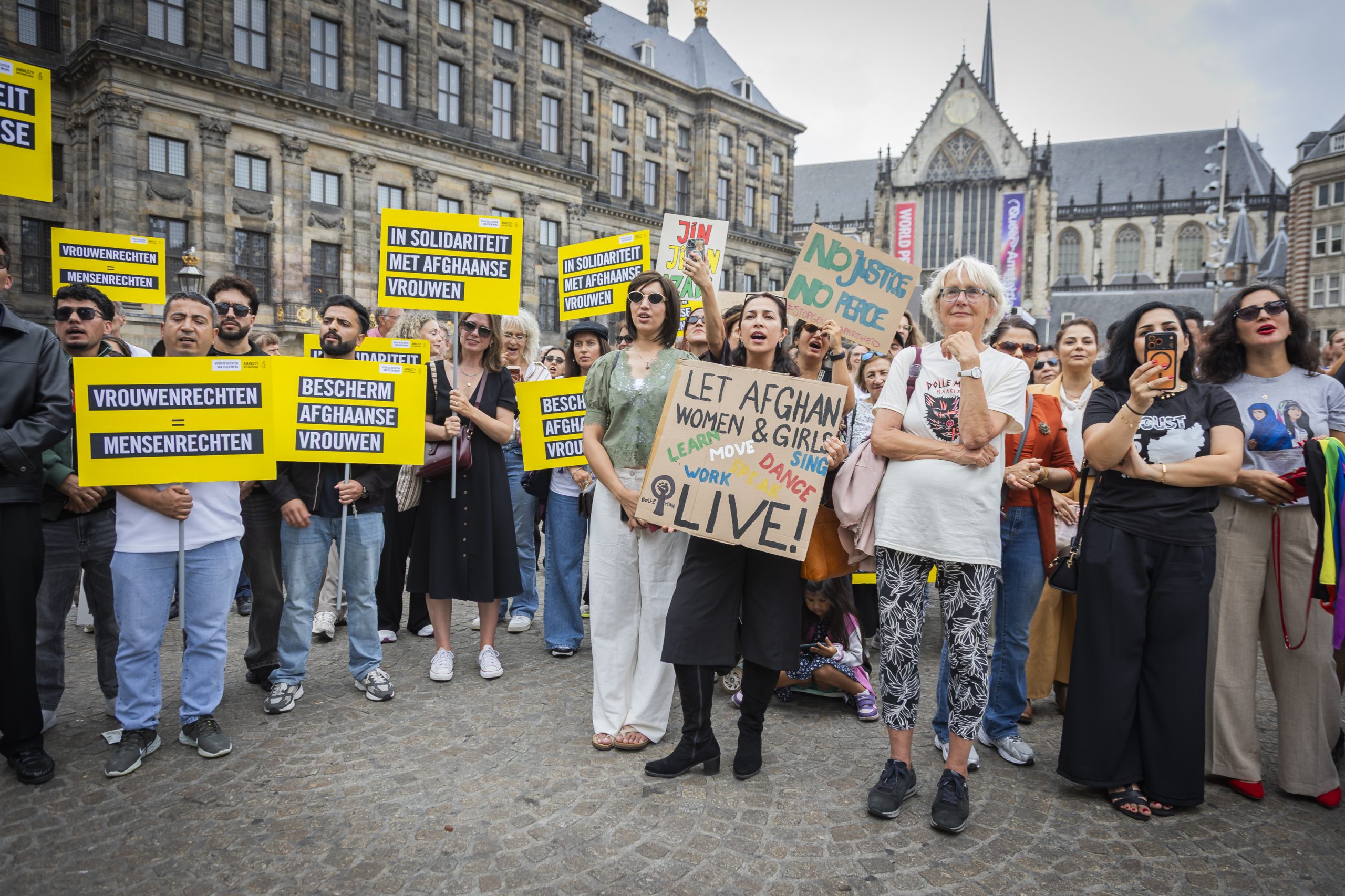Solidariteitsdemonstratie met Afghaanse vrouwen op de Dam in Amsterdam op 15 augustus 2026, vijf jaar na de machtsovername van de Taliban