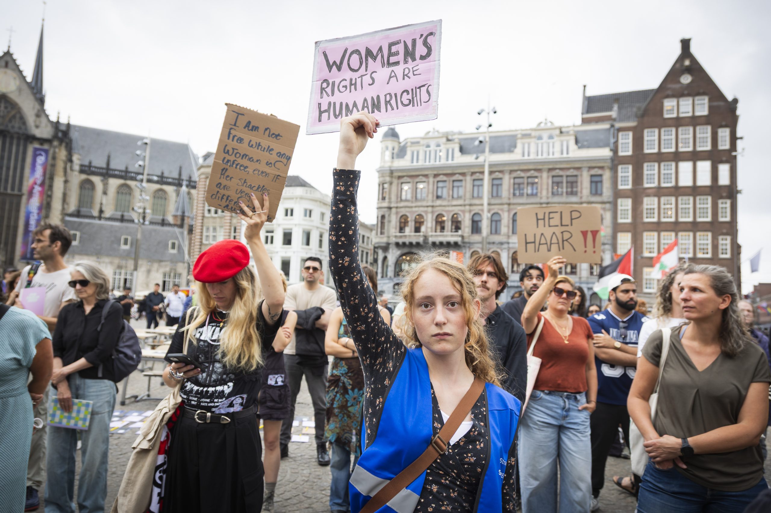 Solidariteitsdemonstratie met Afghaanse vrouwen op de Dam in Amsterdam op 15 augustus 2026, vijf jaar na de machtsovername van de Taliban