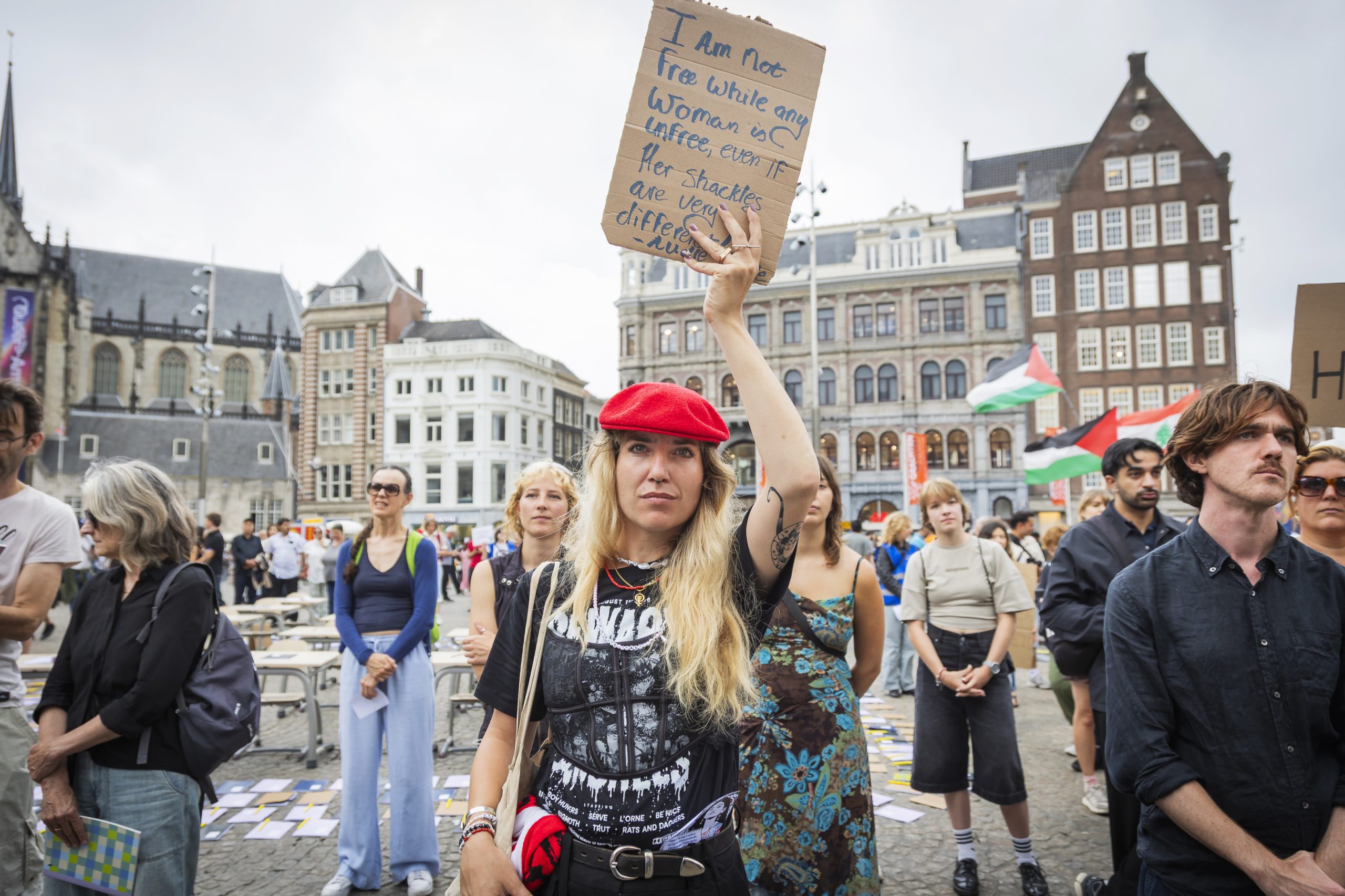Solidariteitsdemonstratie met Afghaanse vrouwen op de Dam in Amsterdam op 15 augustus 2026, vijf jaar na de machtsovername van de Taliban