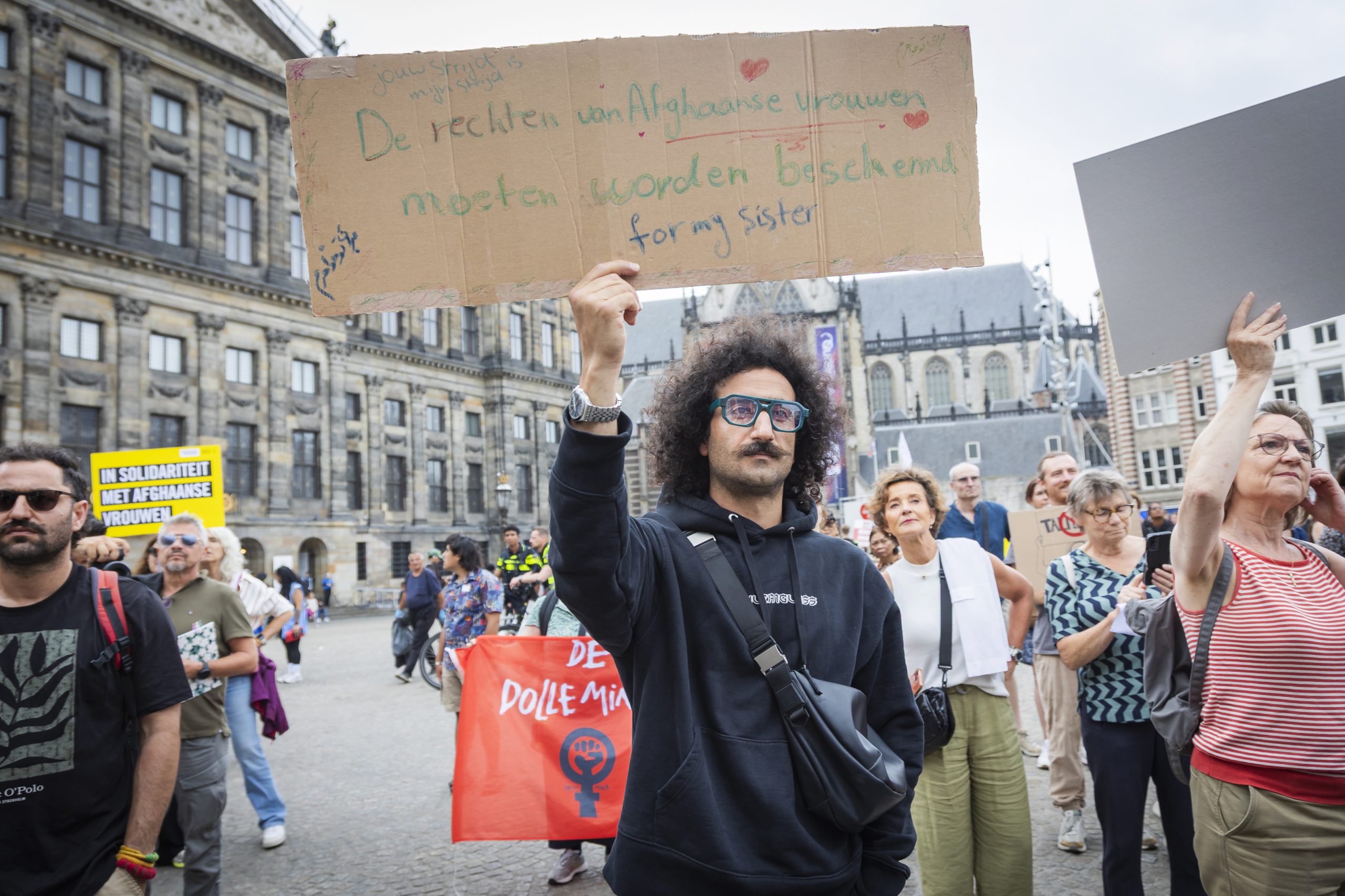 Solidariteitsdemonstratie met Afghaanse vrouwen op de Dam in Amsterdam op 15 augustus 2026, vijf jaar na de machtsovername van de Taliban