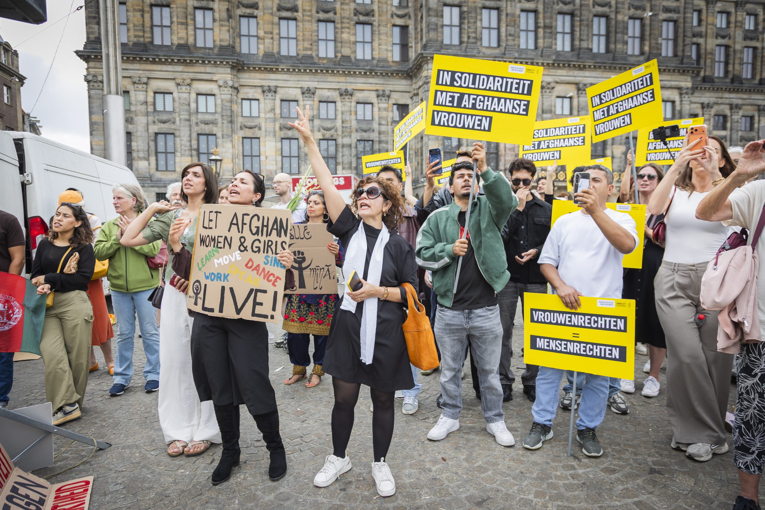 Solidariteitsdemonstratie met Afghaanse vrouwen op de Dam in Amsterdam op 15 augustus 2026, vijf jaar na de machtsovername van de Taliban