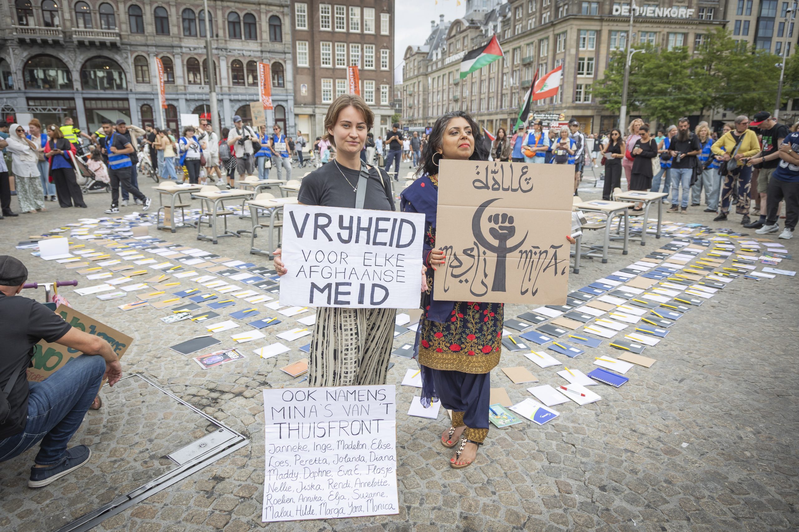Solidariteitsdemonstratie met Afghaanse vrouwen op de Dam in Amsterdam op 15 augustus 2026, vijf jaar na de machtsovername van de Taliban