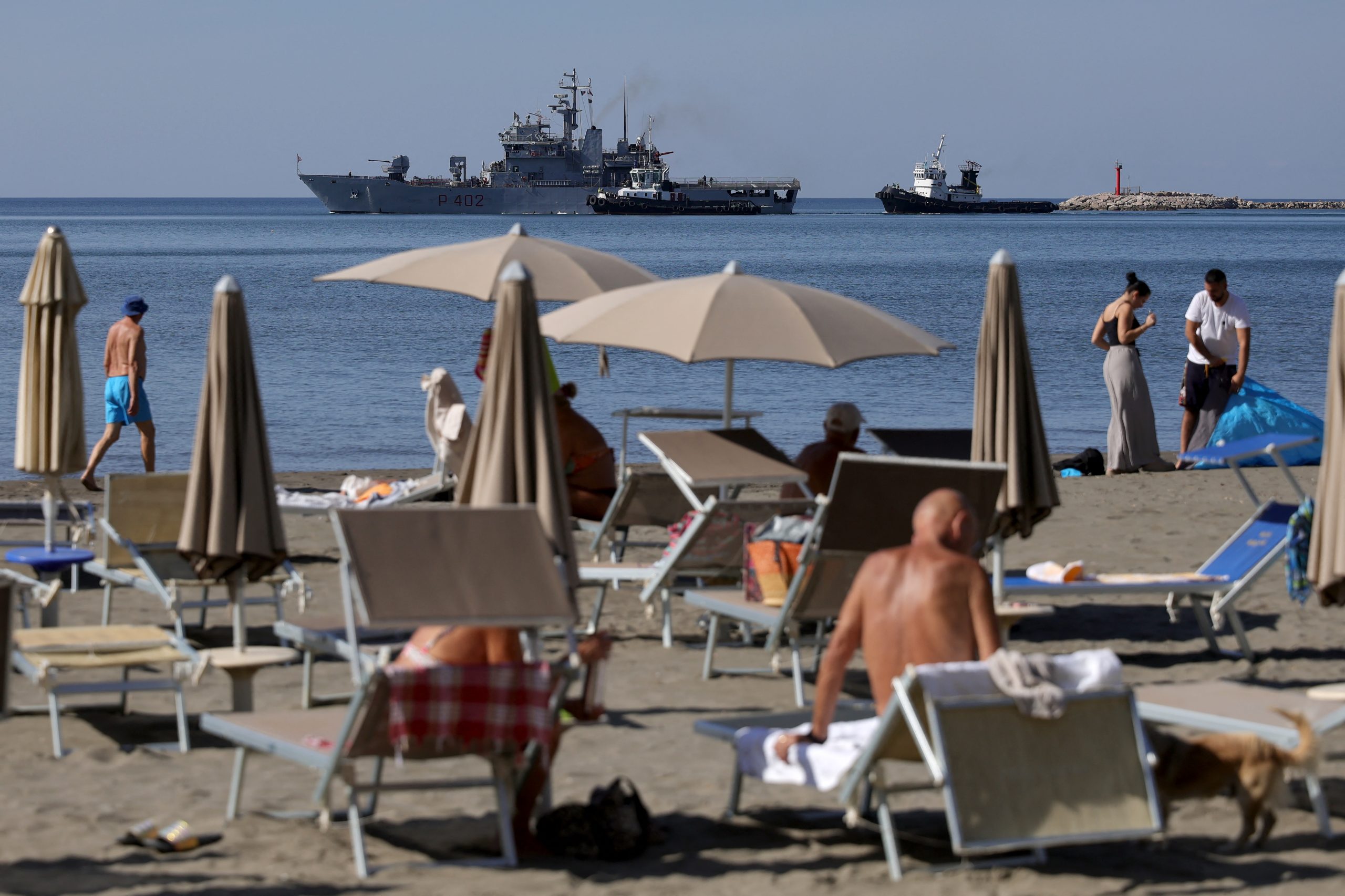 Een marineschip verlaat de Albanese haven Shengjin nadat het mensen heeft afgezet bij een detentiecentrum die waren opgepikt op zee. 2024