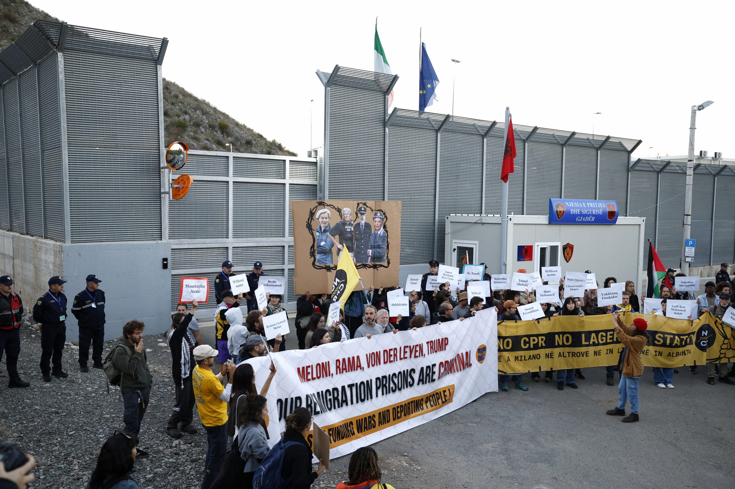 Mensenrechtenactivisten uit verschillende Europese landen protesteren bij het detentiecentrum in Gjader, Albanie. November 2025