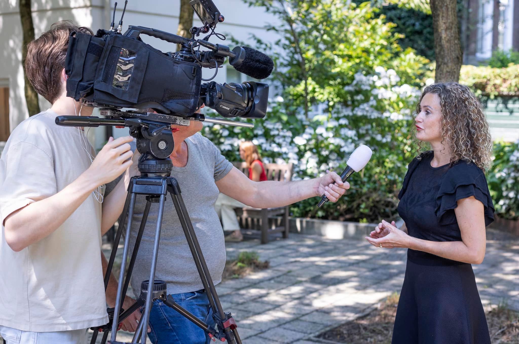 Voorlichter Elke Kuijper geeft voor de camera toelichting