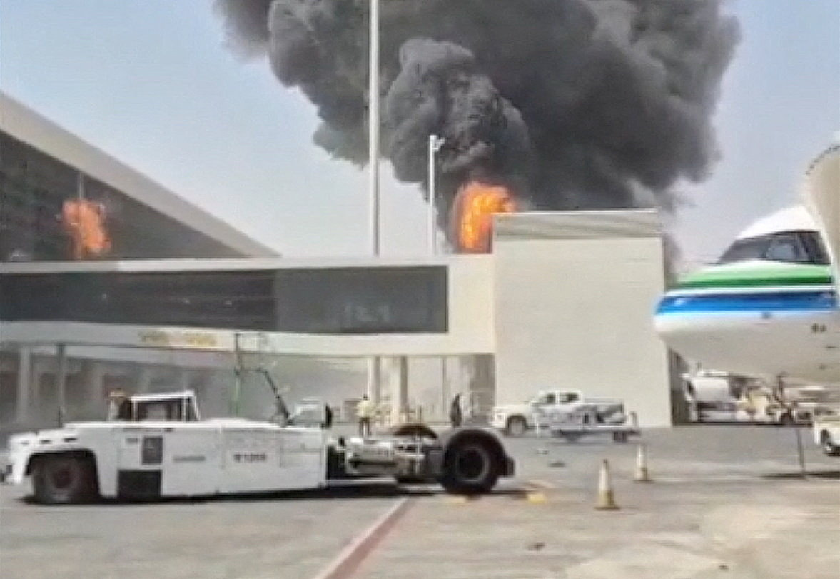 Rook en vlammen op het King Khalid Airport in Riyad, Saudi-Arabië, na een aanval van Houthi's uit Jemen.