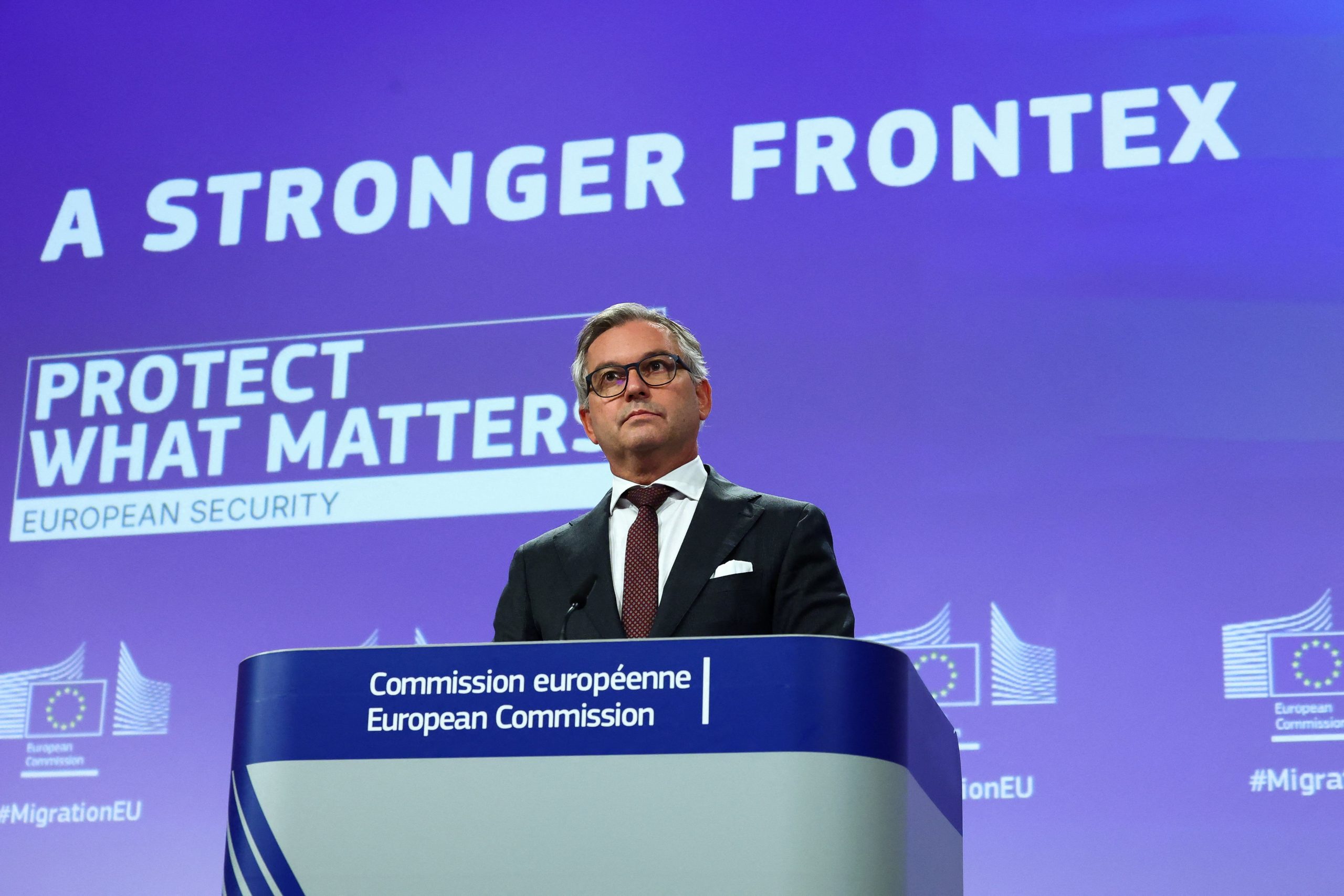 Magnus Brunner, Eurocommissaris voor Migratie, tijdens een persconferentie op 27 oktober 2026, over de uitbreiding van Frontex.