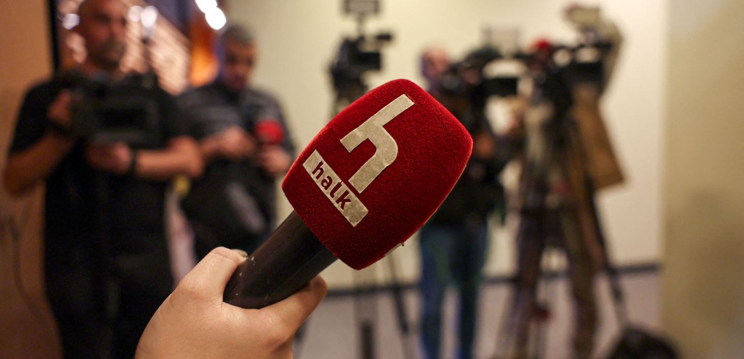Halk tv binnengevallen door politie, 14 oktober 2026